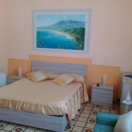 Bed and Breakfast Beb I Delfini Di Casa Paola Mascali Exteriér fotografie
