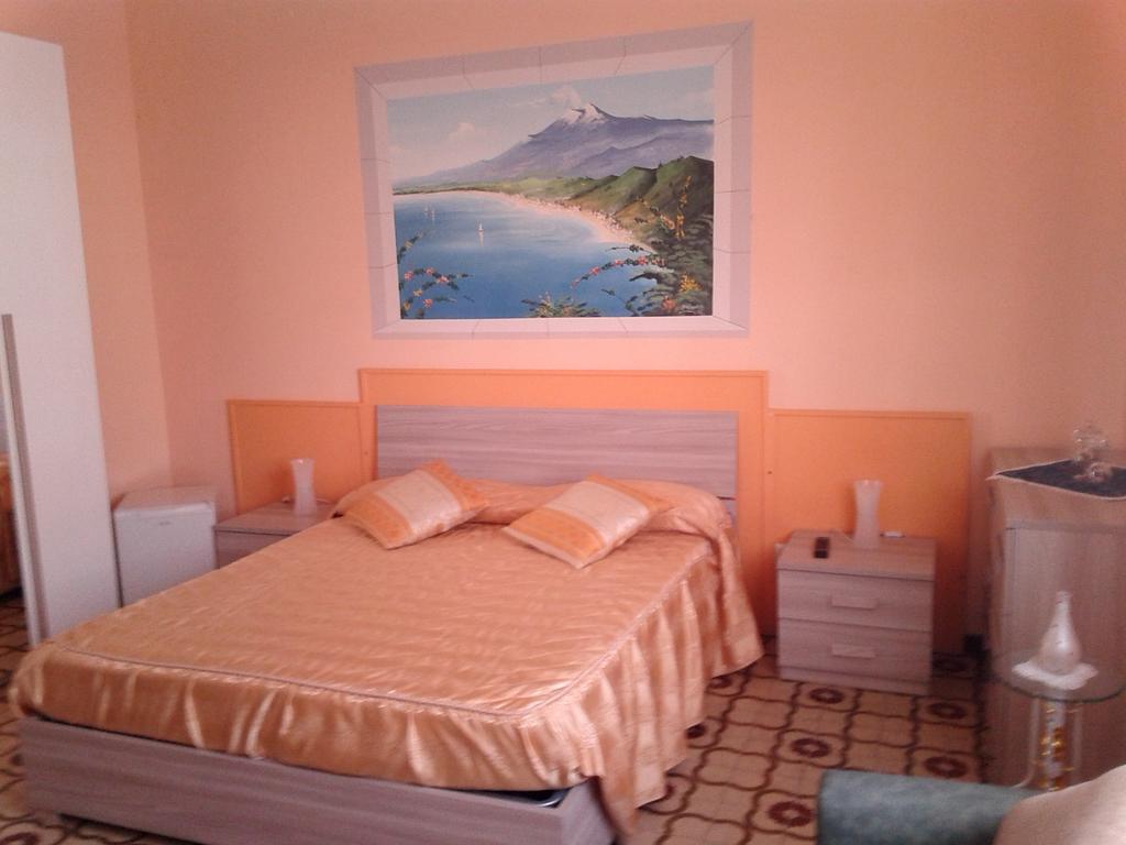 Bed and Breakfast Beb I Delfini Di Casa Paola Mascali Exteriér fotografie